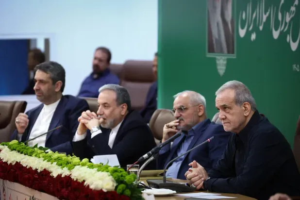 إعلام إيراني: المرشد مجتبى خامنئي يلتقي بزشكيان