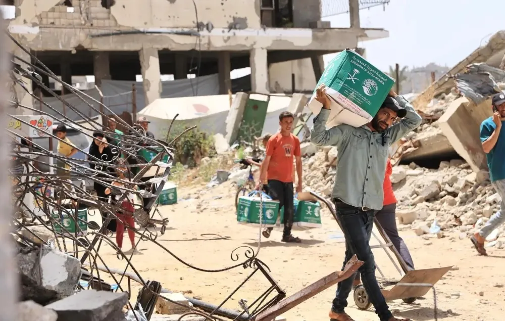 2,460 مستفيدًا.. توزيع  410 سلال غذائية في خان يونس بقطاع غزة