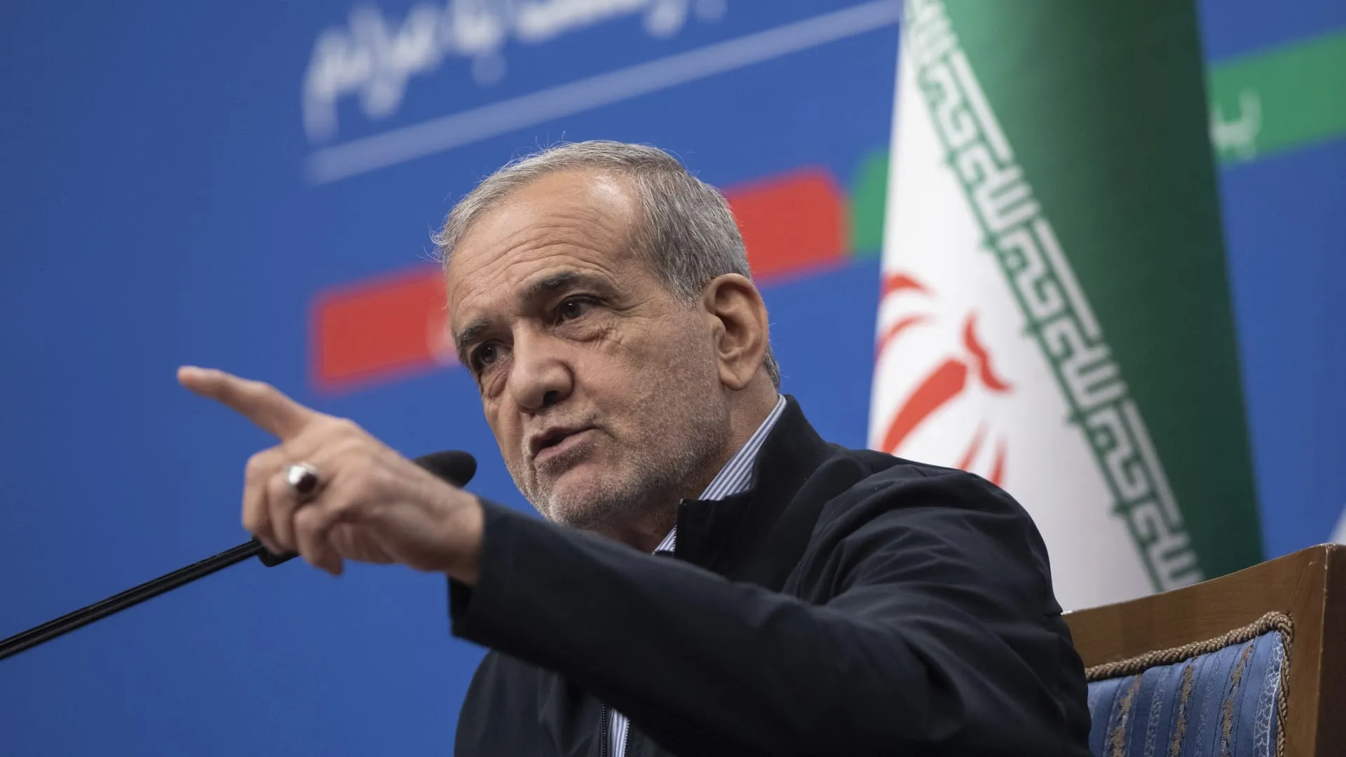 بزشكيان مُشترطًا رفع الحصار الأمريكي عن إيران: لن نخوض "مفاوضات قسرية"