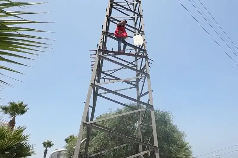 اعتصام فوق عمود كهربائي