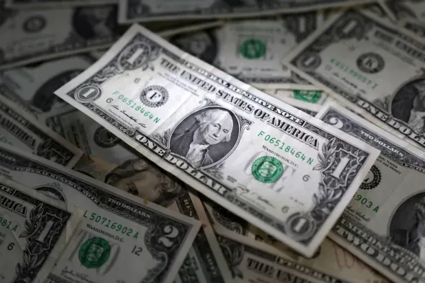الدولار يتجه لتسجيل خسارة أسبوعية مع تراجع رهانات رفع الفائدة