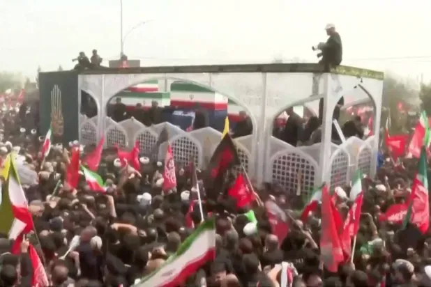 حشود غفيرة تشارك في وداع خامنئي بمدينة قم