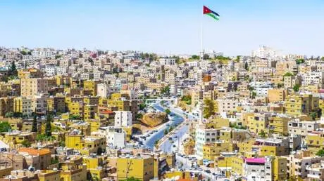 خلافات عائلية تقود لمأساة.. زوج يقتل زوجته وزميليها وينهي حياته في عمان