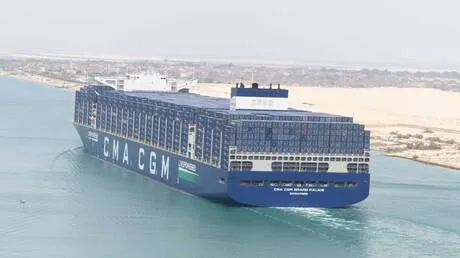"عملاق أخضر" يشق قناة السويس.. أول عبور لأكبر سفينة حاويات بالعالم تعمل بالغاز الطبيعي المسال