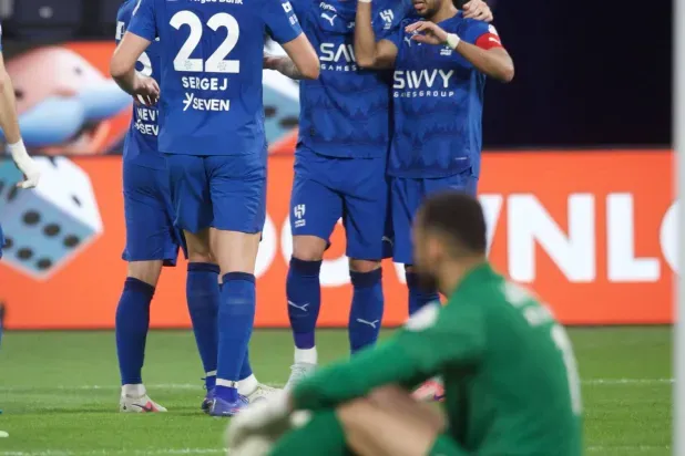 الدوري السعودي: الهلال يتجاوز ضمك بصعوبة... ويشعل السباق مع النصر