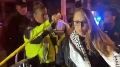 "كوفية فلسطينية" و"ضيف يتابع عشاءه".. مواقف ولقطات من مسرح محاولة اغتيال ترامب (فيديوهات)