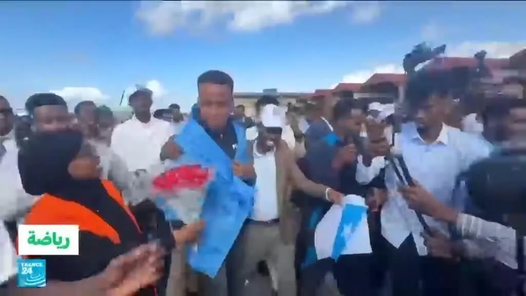 استقبال شعبي حاشد للحكم الدولي الصومالي عمر عرتن في مقديشو بعد عودته إلى الديار