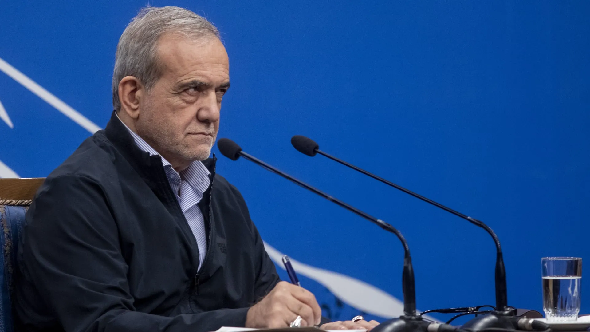 رئيس إيران يبين ما على أمريكا فعله أولا ويرفض الدخول بمفاوضات "قسرية"