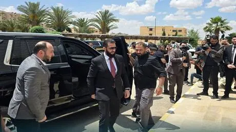 سوريا.. تدخل أمني بعد اقتراب مواطن من موكب الشرع في دير الزور (فيديو)