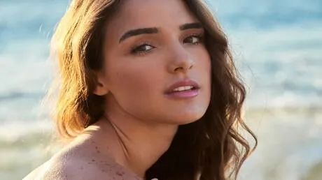وجهها ملطخ بالدماء في بث مباشر.. ملكة جمال فنزويلا تفضح مصفف شعرها الشهير (فيديو)