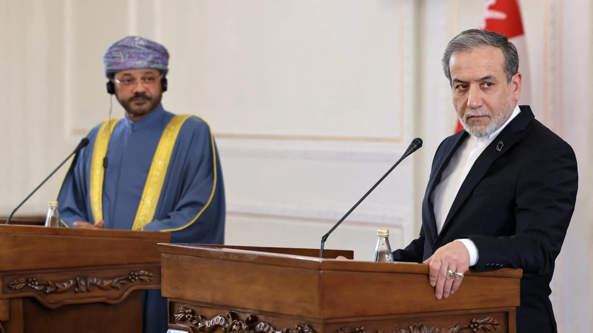 بعد تهديدات ترامب بـ"تفجير" سلطنة عُمان.. أول اتصال هاتفي بين وزيري خارجية إيران ونظيره العُماني
