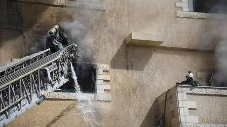 إنقاذ شخصين من حريق ضخم بمشغل للخياطة في دمشق (صور)