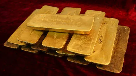 الذهب يتجه نحو الخسارة للأسبوع الرابع على التوالي وسط ارتفاع الدولار