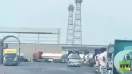 العراق يعلن تصدير أول شحنة نفط خام بالصهاريج عبر منفذ ربيعة البري الحدودي مع سوريا (فيديو)