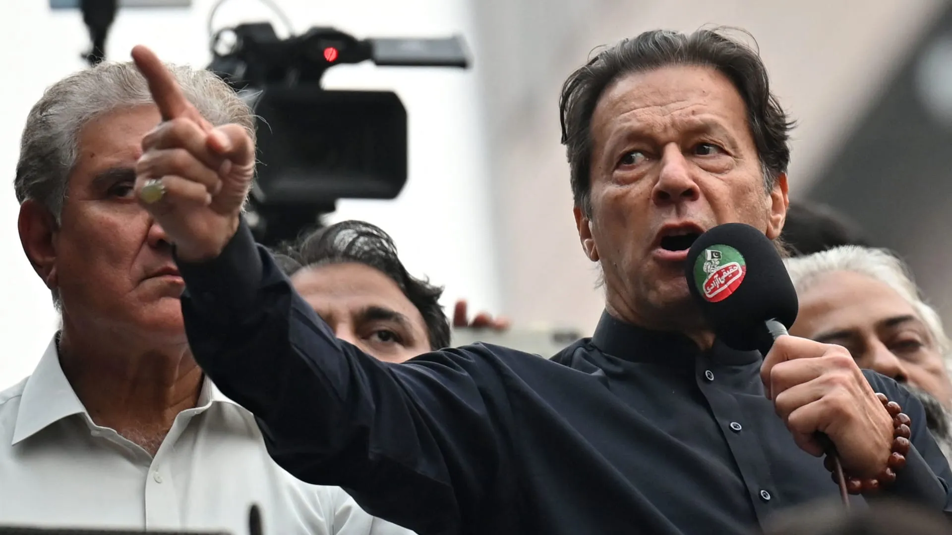 نجلا الزعيم الباكستاني المسجون عمران خان يتحدثان لـCNN عن والدهما وما يخشيانه
