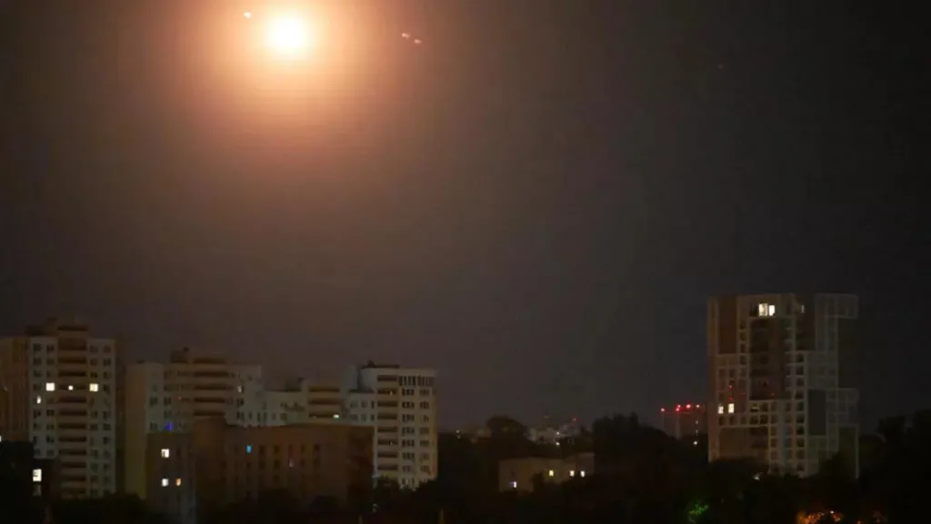 هجوم روسي واسع على أوكرانيا يسفر عن 13 جريحا على الأقل ويشعل حريقا في دير أرثوذكسي بكييف