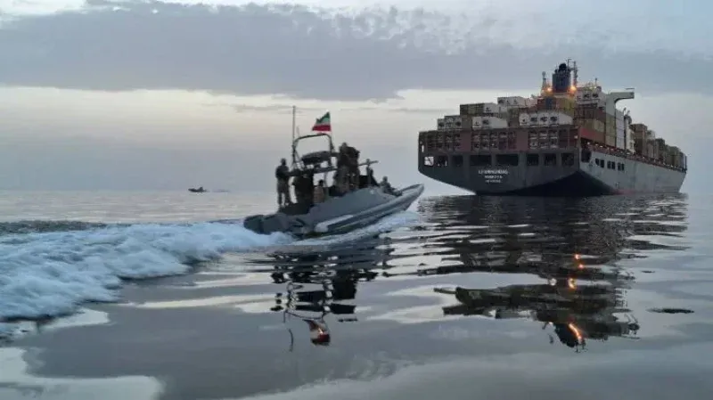 الحرس الثوري يعلن احتجاز سفينة يُشتبه في تعاونها مع الجيش الأمريكي