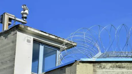 رقم قياسي للعائدين إلى السجون البريطانية يثير مخاوف من الاكتظاظ