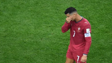 مشهد مؤثر لرونالدو بعد خروج البرتغال من كأس العالم