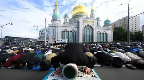 المسلمون يؤدون صلاة عيد الأضحى في مسجد موسكو الكبير (صور)