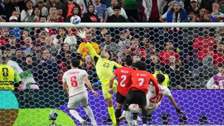 أبو تريكة يفاجئ مصطفى شوبير على الهواء بعد مباراة مصر وإيران