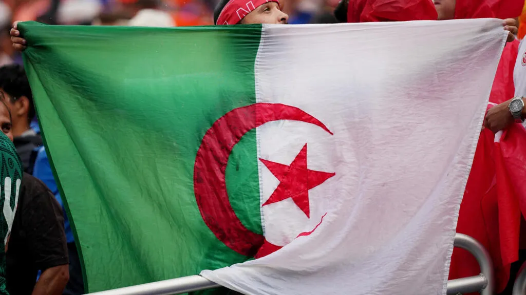 "فضيحة خيخون" وحسابات تفادي الأقوى... كيف تعبر الجزائر إلى دور الـ32 في مونديال 2026؟