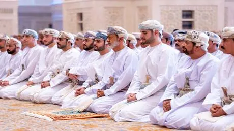 السلطان هيثم يؤدي صلاة عيد الأضحى في ولاية صحار (فيديو + صور)