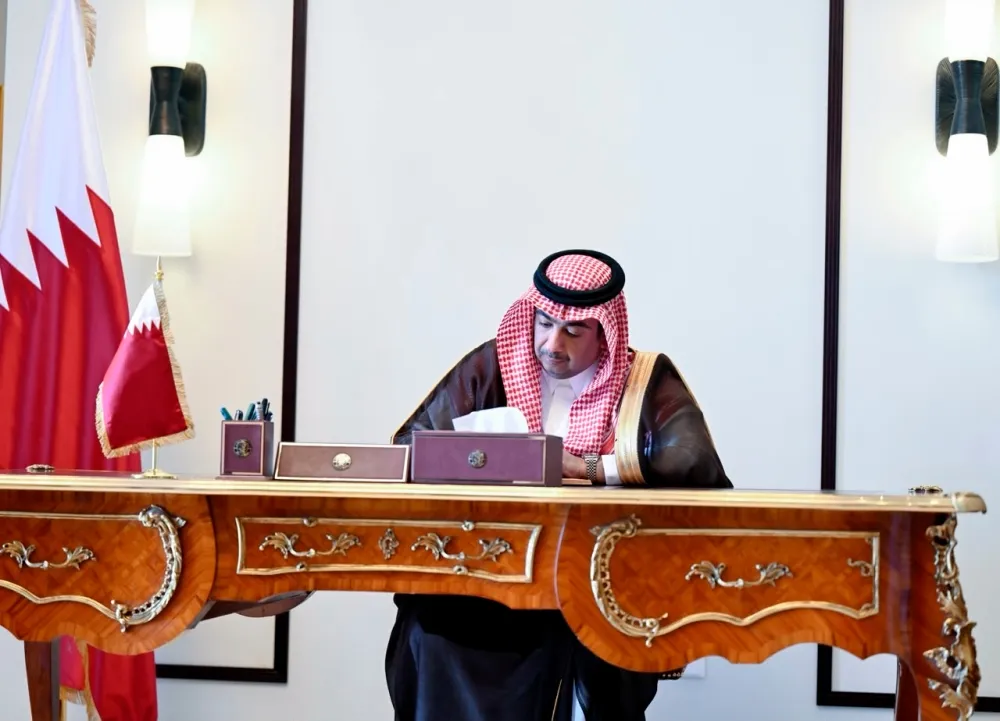 نيابةً عن وزير الخارجية.. السفير "السماري" يقدم واجب العزاء في وفاة الشيخ حمد بن خليفة آل ثاني