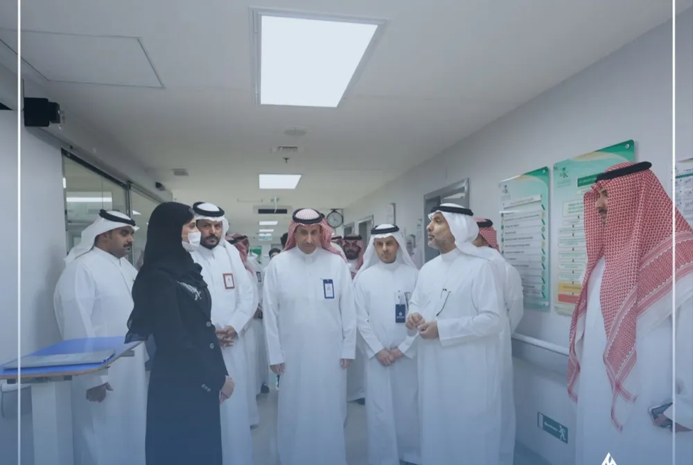بعد سنوات العناية المركزة.. وزير الصحة يساند "عايشة" بخطوتها الجامعية