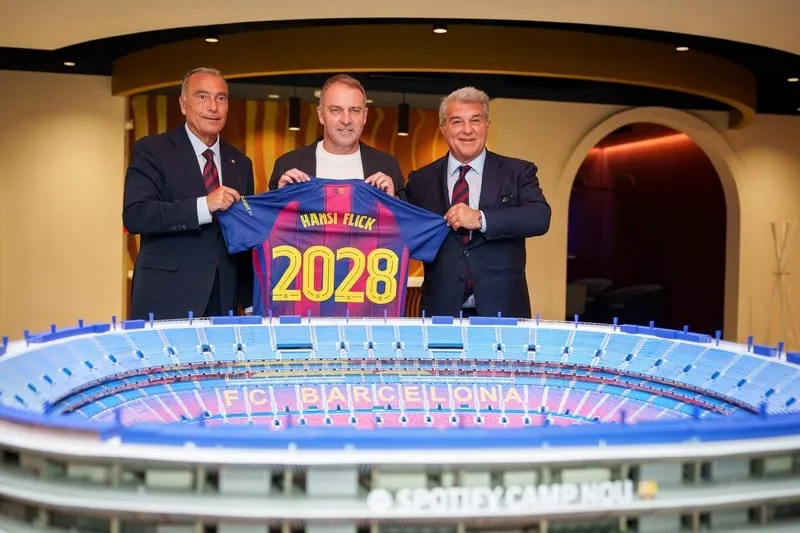 برشلونة يجدد عقد فليك حتى 2028