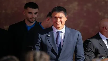 المكتب الإعلامي لرئيس الوزراء الإسباني سانشيز ينشر صورة له بلا أرجل