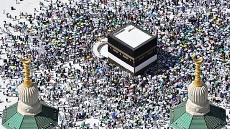"مؤسف بيه، حل عنا!".. أمير سعودي يرد على روائي مصري قلل من شأن الكعبة