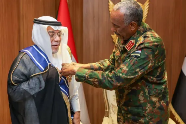 البرهان يمنح السفير السعودي وسام النيلين من الطبقة الأولى