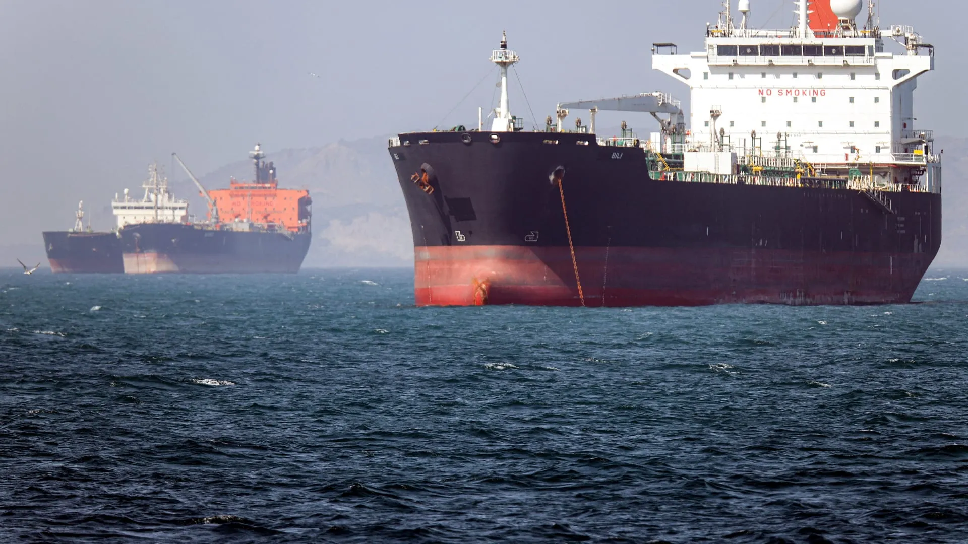 تدفق النفط مستمر عبر مضيق هرمز رغم التوتر.. ماذا تكشف البيانات؟