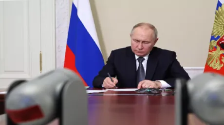 بوتين يصدر مراسيم بمنح أوسمة رفيعة لرموز الثقافة والإعلام تقديرا لدورهم في صياغة الهوية الروسية