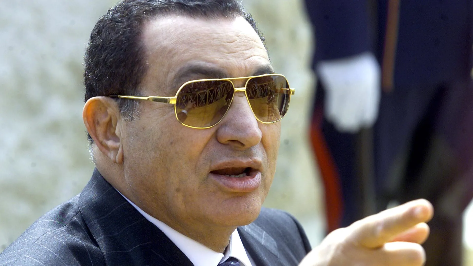 "سمعنا رأيك في زيادة سعر الدولار".. علاء مبارك يعلق مجددا على تحميل يوسف بطرس غالي مسؤولية الغلاء لوالده