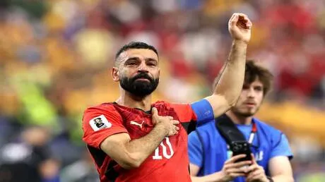 لقطة مؤثرة.. مسن سوري من درعا يحتفل بتأهل مصر لثمن نهائي المونديال (فيديو)