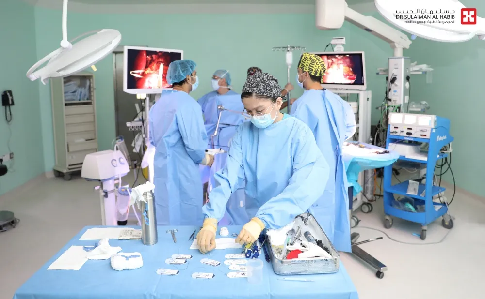 نجاح عملية دقيقة بالمنظار الجراحي لإستئصال جزء غير وظيفي من كلية مزدوجة لطفلة بمستشفى الدكتور سليمان الحبيب بالخبر
