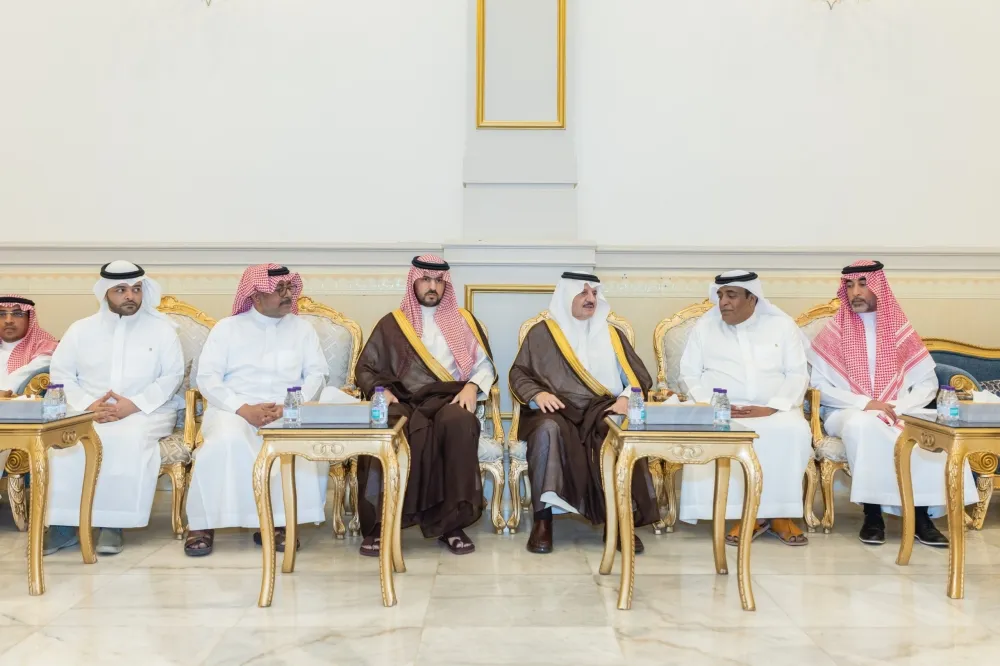 أمير المنطقة الشرقية ونائبه يقدمان التعازي لأسرة الفراج