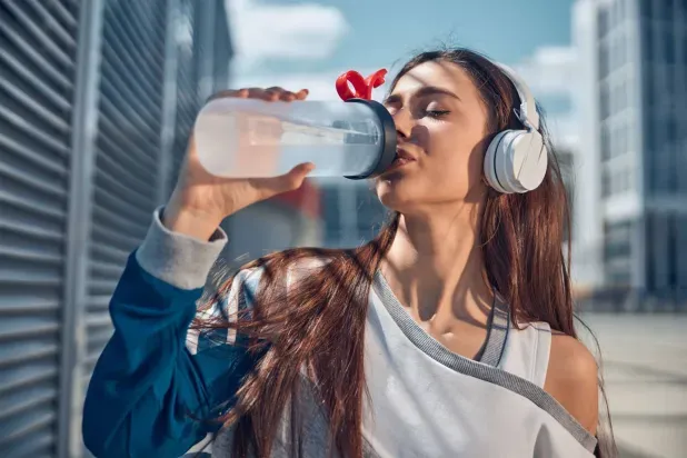 ماء جوز الهند أم مشروبات الإلكتروليت... أيهما أفضل لتعويض السوائل؟