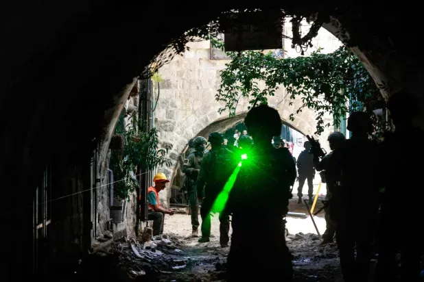إسرائيليون تسللوا إلى قرية فلسطينية فاحتلها الجيش خشية «اختطافهم»