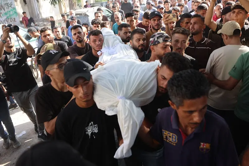 القصف يسلب حياة فلسطينيين في غزة