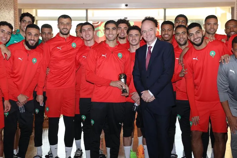 رئيس "الفيفا" يشيد بقدرات "الأسود"