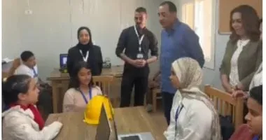 انتوا فى سنة كام.. حوار ودي بين رئيس الوزراء وطلاب فى ورشة الروبوتات بمنتزه إدكو