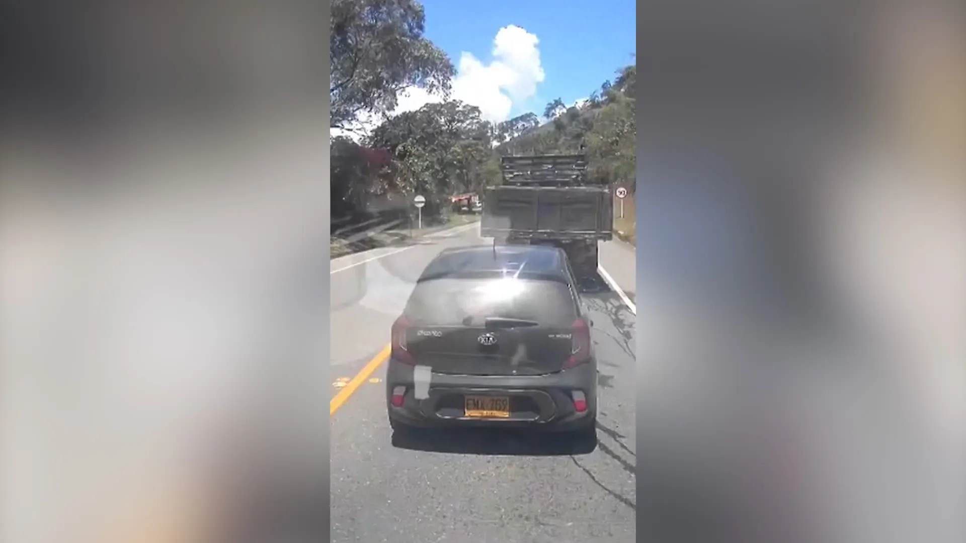 لحظة انفجار قنبلة على طريق سريع مزدحم في كولومبيا.. شاهد ما حدث