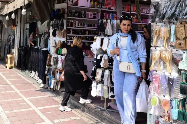 نساء من دون حجاب في إيران... رغم استمرار القيود الصارمة