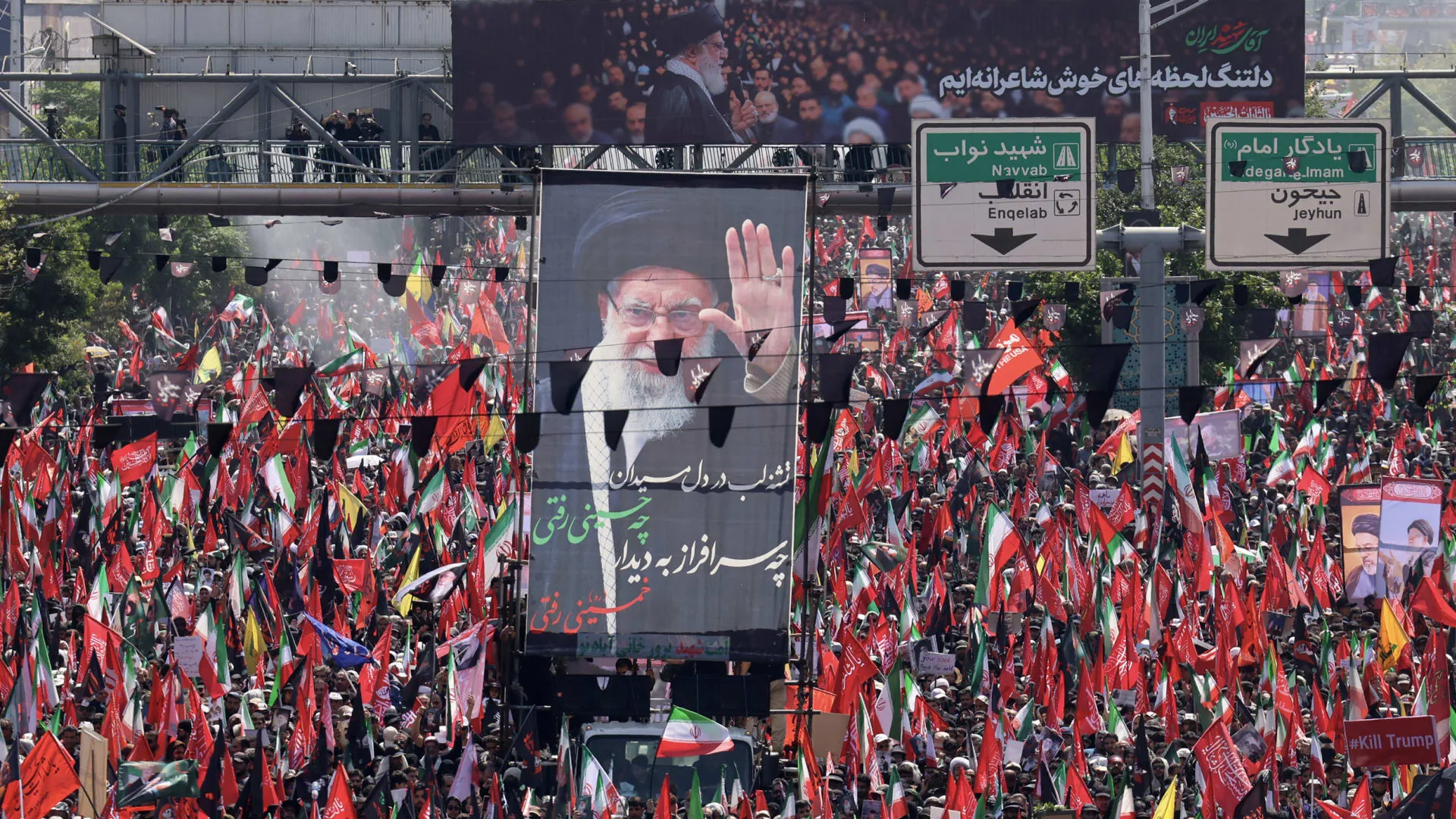 أول ظهور علني منذ الحرب.. أحمدي نجاد يشارك في جنازة خامنئي بطهران