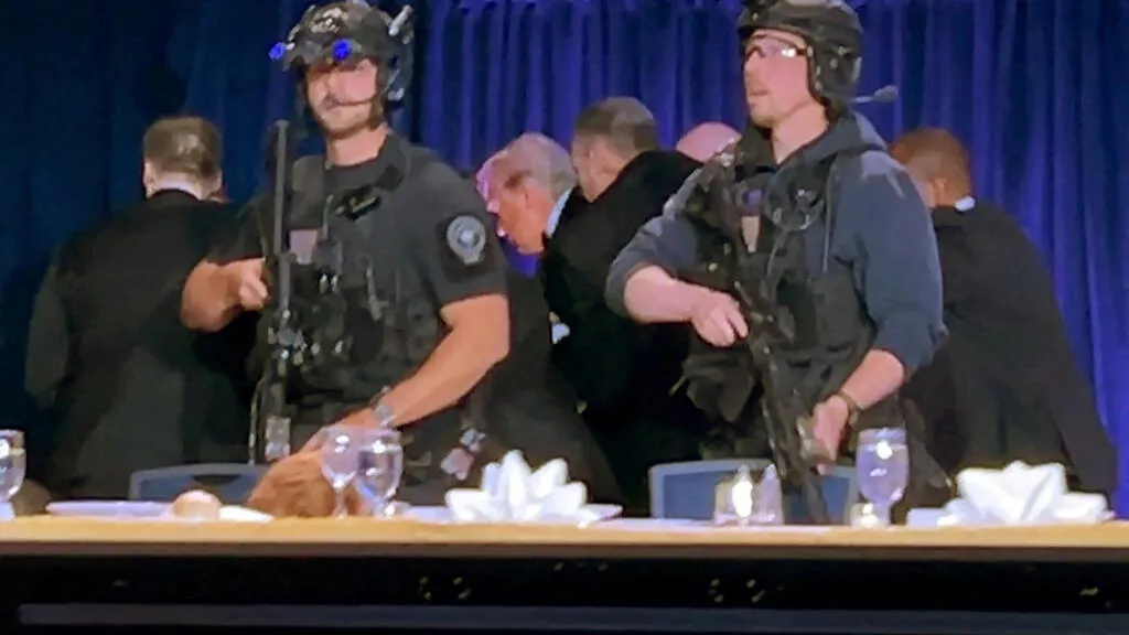 ترامب يؤكد أن إطلاق النار أثناء حفل مراسلي البيت الأبيض "لن يثنيه" عن حرب إيران