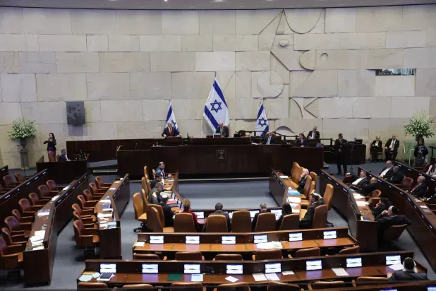 مفاوضات لتخفيف الحكم عن نتنياهو... واستطلاعات تُقلل من فرص معارضيه