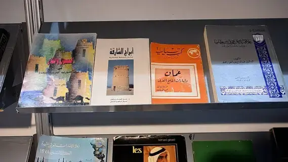 إقبال زوار معرض «أبوظبي للكتاب» على اقتناء الإصدارات القديمة والنادرة إقبال زوار معرض «أبوظبي للكتاب» على اقتناء الإصدارات القديمة والنادرة
